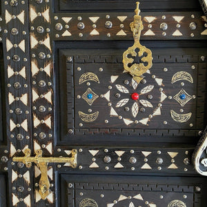 Puerta árabe de madera tallada a mano con hueso