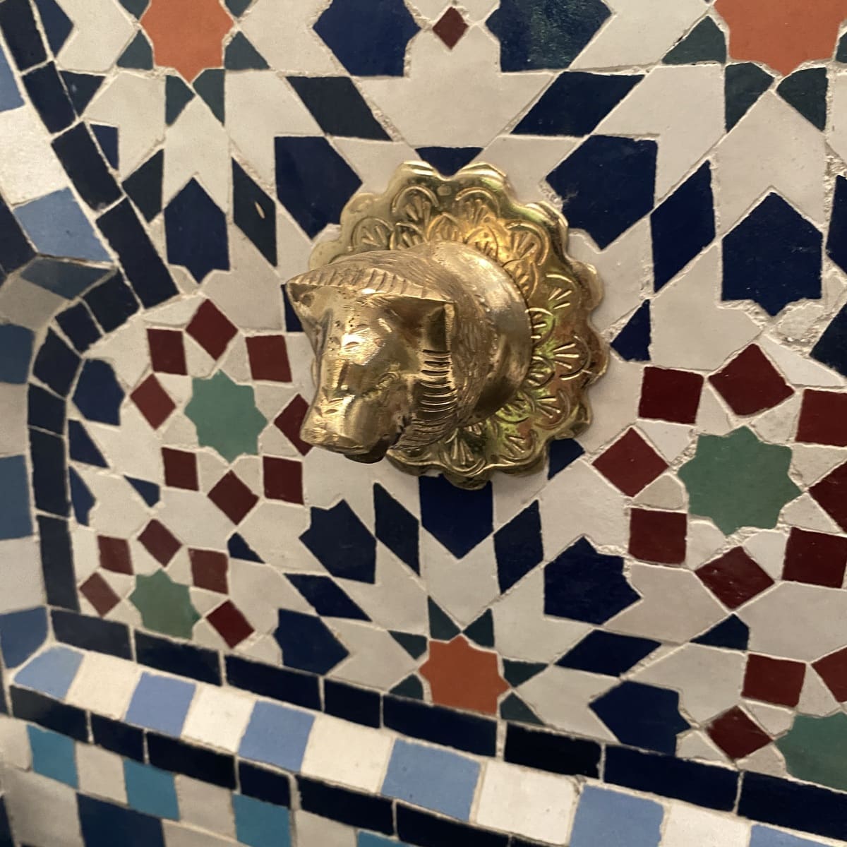 Fontaine arabe en carrelage sculpté à la main multicolore 90x50