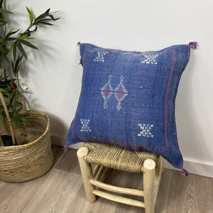 cojín seda cactus azul escena