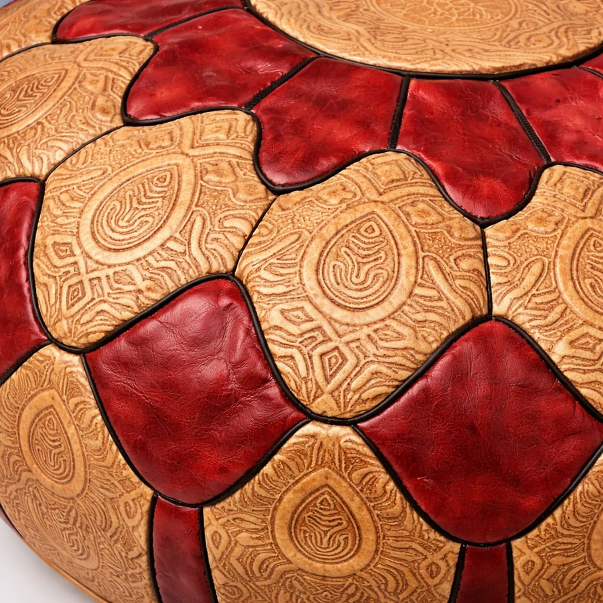 Puff árabe de piel camel SKOURA detalle