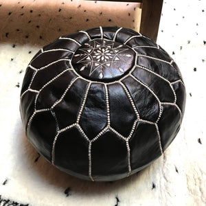 Puff marroquí de cuero natural negro