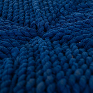 Taburete marroquí de madera y anea azul