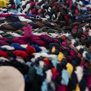 Taburete marroquí de madera y anea multicolor