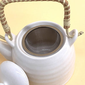 tetera blanca de cerámica asa mimbre detalle